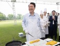 ‘앞치마 두른’ 尹대통령, ‘대통령의 저녁 초대’ 개최…“비판 받아도 언론 덕에 여기까지 왔다”