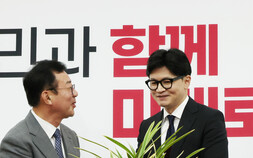 한동훈, ‘당정관계’ 긍정 신호…홍철호 정무수석 접견