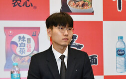 ‘상하이 전설’ 주역 신진서 “목표는 우승…첫 주자 승리 바란다” [바둑]