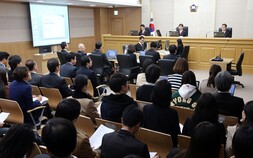 50대 여성들이 매달 법원에 가는 이유 [쿠키청년기자단]