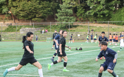 ‘엄마와 아들 축구 대결’…서울 이랜드 FC 퀸컵 선수단, U-12팀과 특별 합동 훈련