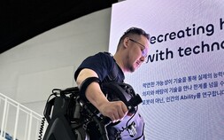 [쿠키과학] "고난이 보행기술, 장애인 혼자 입기 가능" 웨어러블 로봇 새 지평