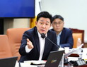 전자칠판, 2개 업체 계약 독점...수의계약 실태 도마 위