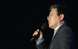 빗속의 이재명 “펄펄하게 살아서 인사…결코 죽지 않아”
