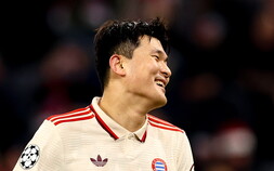 ‘UCL 데뷔골’ 김민재, 이강인 앞에서 웃었다