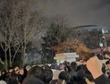 “계엄철회, 독재타도” 국회 앞 시민들 분노 터져나와