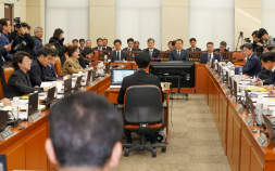 與, ‘비상계엄’ 관련 행안위 현안질의서 집단 퇴장…野 “쿠데타 진상 밝혀야”