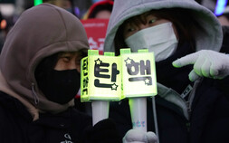 “누가 당신을 거리에 나오게 했나”…분노 유발자 물어보니