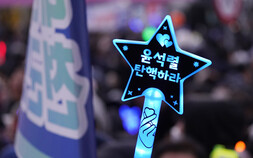 “44년 전 광주와 달라요” 가결에 눈물지은 역사 산증인들
