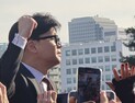 ‘떠나는’ 한동훈, 배웅하는 지지자들 향해 “여러분을 지키겠다”