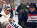 광화문 K집회…“탄핵도 즐긴다” 외국인 관광객 감탄