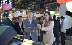 구자은 LS그룹 회장, CES서 ‘Make All Great with AI’ 강조 [CES 2025]