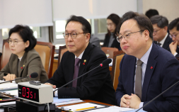 복지장관 “2026년 의대정원, 감원 포함 재검토…의협과 3월 전 협의”