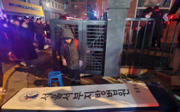“판사 찾아라” 尹 구속에 지지자들 서부지법 유리창 깨고 난동