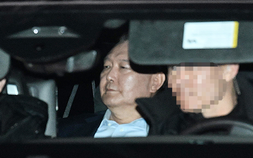 尹 구속에 정치권…“민주주의 승리” vs “매우 유감”