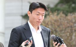 “용서받지 못했다”…황의조, 징역 1년·집행유예 2년 선고