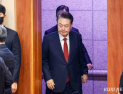 정권 연장 45.3%‧교체 49.0%…국힘‧민주 지지율 ‘비슷’ [리얼미터]