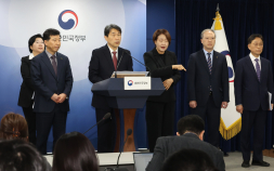 백기 든 정부, 반발하는 의료계·환자…의대생은 ‘요지부동’