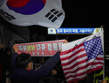 자정 넘어서도 서울구치소로 몰린 尹 지지자들 [쿠키포토]