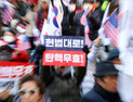 尹 탄핵 찬반 따라 엇갈린 헌재 신뢰도…“여론전이 양극화 불 지펴”