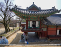 ‘춘분’ 봄바람 머금은 창덕궁…나들이객 북적 [쿠키포토]