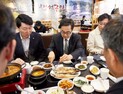 김동연, SNS 화제 ‘저희 어무니 생선가게’ 찾아…‘자영업자 살리기’ 행보