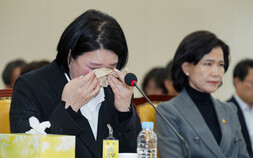 눈물 흘리는 故 오요안나 어머니…MBC 측은 청문회 대거 불참