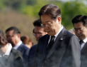 이재명, 현충원 참배로 당 대선 후보 첫 행보