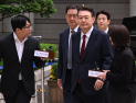 윤석열‚ ‘4차 공판’ 탈당 뒤 첫 공개 출석…여전히 ‘묵묵부답’