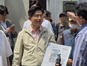 쪽방촌 주민에게 번호 건넨 ‘김문수’…“환경 개선 우선 과제” [21대 대선]