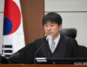 사진 공개 뒤에도…지귀연 판사, 공식 입장 없이 재판 이어가