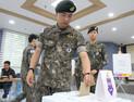 사전투표 첫날, 최전방 장병들도 소중한 한표 행사[쿠키포토]
