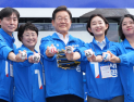 사전 투표 첫날, 유세하는 이재명 후보