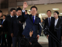 ‘당선 확실’ 자택 나서는 이재명