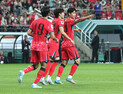 쿠웨이트 몰아붙인 한국, 행운의 자책골로 1-0 리드