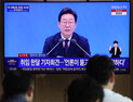 이재명 대통령 첫 기자회견 지켜보는 시민들