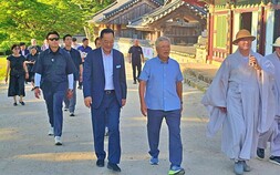 문재인 전 대통령, 해남 방문…사법고시 공부했던 대흥사 찾아