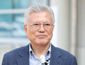 문재인 전 대통령 “조국, 사면·복권해야”…대통령실에 의사 전달