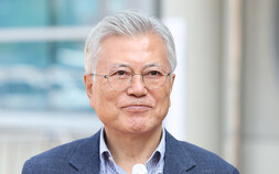 문재인 전 대통령 “조국, 사면·복권해야”…대통령실에 의사 전달