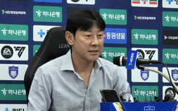 감격한 신태용 울산 감독 “팬들 덕분에 13년 만에 승리할 수 있었다” [쿠키 현장]