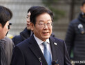 李대통령 국정 지지율 56.5%…취임 후 최저치[리얼미터]
