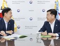 김관영 전북지사, 경제부총리 만나 5대 핵심 국가예산 사업 건의