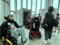 “업혀야 비행기 탑승” 공항 80% 리프트카 0대…교통약자에 닫힌 하늘길 [불편한 공항①]