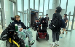 “업혀야 비행기 탑승” 공항 80% 리프트카 0대…교통약자에 닫힌 하늘길 [불편한 공항①]