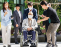 ‘나토 목걸이’ 이봉관 서희건설 회장‚ ‘휠체어’ 의지해 특검 출석 [쿠키포토]