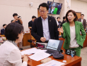 추미애, 野 간사선임 거부에…나경원 “초선은 앉아있어”