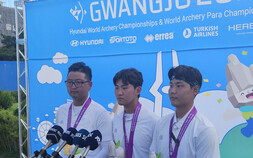 금메달 건 남자 양궁 대표팀…선수들 “한국서 성과 더 뜻깊다” [쿠키 현장]