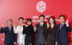 박찬욱 첫 개막작 ‘어쩔수가없다’…“늪에 빠진 韓영화산업 도움됐으면” [30th BIFF]
