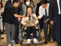 걸어서 들어가 나올 땐 휠체어…한학자 총재 9시간30분 조사