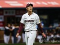 부상에도 키움 위하는 안우진, 1군 엔트리 등록…남은 7경기 더그아웃서 동행